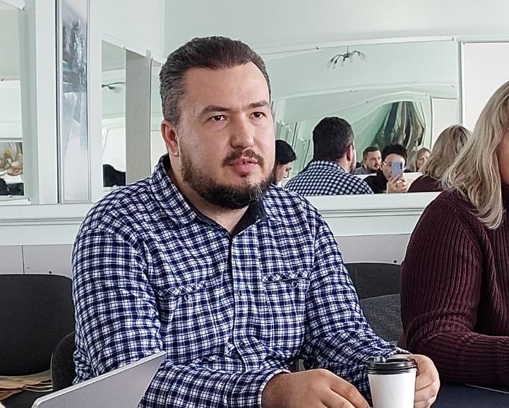 Директор Школи с. Грабівці Андрій Ручаковський аналізує освітні копоненти.jpg